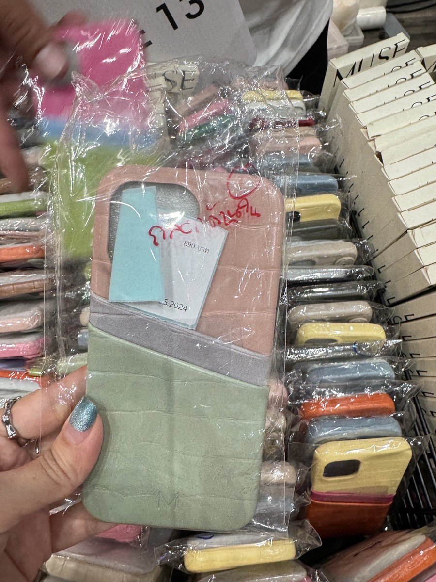 kaewkkii's tweet photo. เคส Muse 13 pro 3Tone Card Holder จากงาน #zaaponsale ซองที่เขียนตำหนิ,ป้ายไม่ตรงกับเคส เบื้องต้นยังไม่เห็นตำหนินะคะใครรับทักมาดูรูปเพิ่มเติมได้ค่า ส่งต่อ 400 รวมส่งค่ะ (shop 690) #museonthemove #เคสไอโฟน13pro #ส่งต่อเคสไอโฟน #ส่งต่อเคส #caseiphone13pro #เคสไอโฟน #เคสใส่บัตร https://t.co/v1iC0Gt5bf