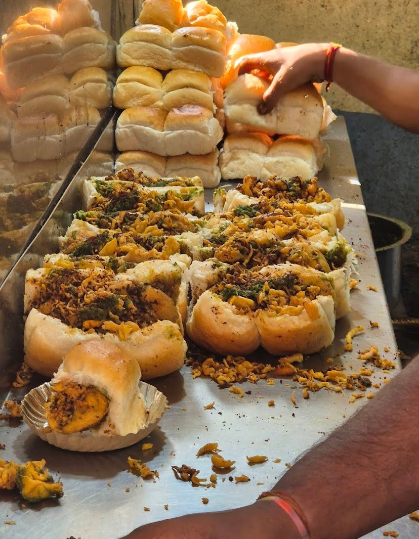 dombivlifoodie's tweet photo. #खवय्यांसाठी मुंबईतील चविष्ट वडापाव
Best vada pav in Mumbai
१. अशोक वडापाव, कीर्ती कॉलेज जवळ, दादर
Ashok Vada Pav, near Kirti College, Dadar
#marthi #मराठी #Mumbai https://t.co/A8d3gcC2f7