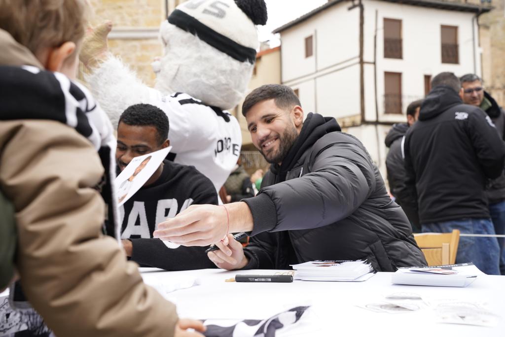 Burgos_CF's tweet photo. ¡GRACIAS, OÑA!👏

#SembrandoBurgalesismo
#TodaMiVida https://t.co/xLPY9GXHiO