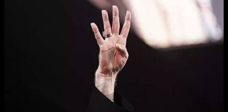 #ام_البنين 
والغالي ما وفيته هم اربعة شنطيته .!!