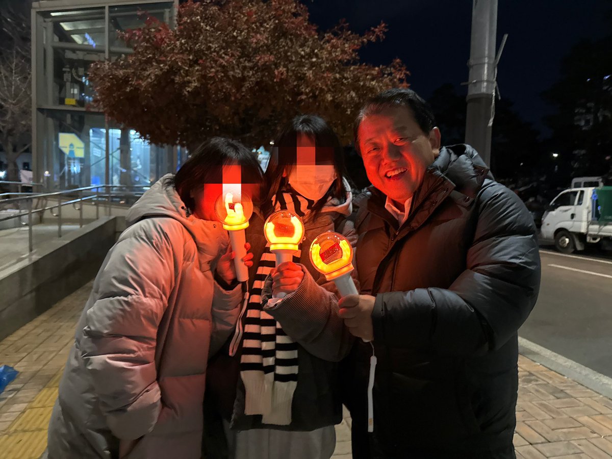 국민들께 인사 드리던 중에
똑같은 응원봉 발견!
반가웠어요 희주들! 라브주뜨!