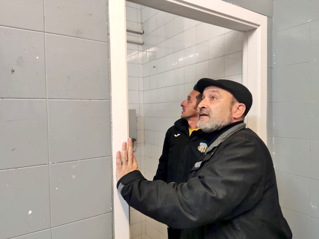 manocope's tweet image. Ayer estuve con @vanessaralgaba visitando las instalaciones del @cdbetisF1928.

Como podéis ver en las fotos el estado de las instalaciones es bastante vergonzoso. 

Pero lo más urgente es el arreglo de la caldera que lleva desde septiembre sin funcionar.