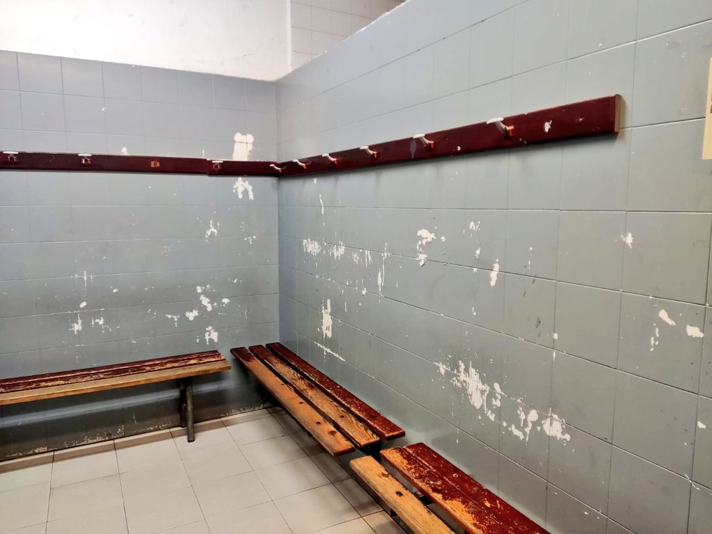 manocope's tweet image. Ayer estuve con @vanessaralgaba visitando las instalaciones del @cdbetisF1928.

Como podéis ver en las fotos el estado de las instalaciones es bastante vergonzoso. 

Pero lo más urgente es el arreglo de la caldera que lleva desde septiembre sin funcionar.