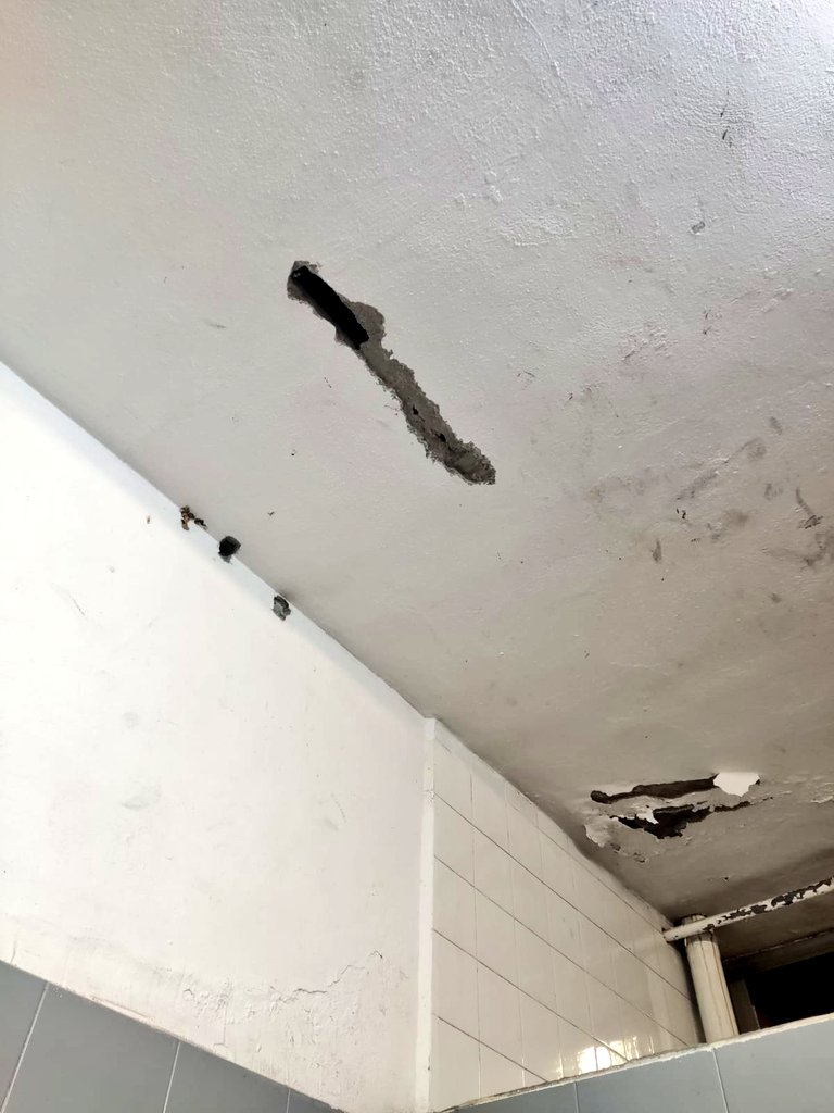 manocope's tweet image. Ayer estuve con @vanessaralgaba visitando las instalaciones del @cdbetisF1928.

Como podéis ver en las fotos el estado de las instalaciones es bastante vergonzoso. 

Pero lo más urgente es el arreglo de la caldera que lleva desde septiembre sin funcionar.