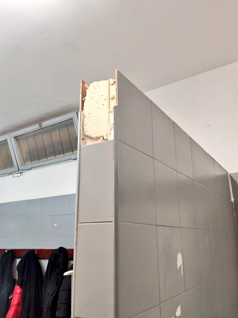 manocope's tweet image. Ayer estuve con @vanessaralgaba visitando las instalaciones del @cdbetisF1928.

Como podéis ver en las fotos el estado de las instalaciones es bastante vergonzoso. 

Pero lo más urgente es el arreglo de la caldera que lleva desde septiembre sin funcionar.