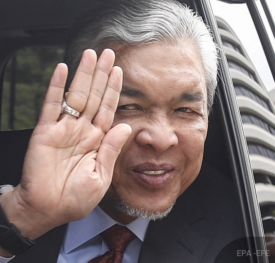 NewsBFM's tweet photo. Lawyer-activist Latheefa Koya has criticised the prosecution for withdrawing its appeal against Ahmad Zahid Hamidi’s acquittal in the foreign visa system corruption case.

The former MACC chief commissioner said she oversaw the initial investigations and recommended Zahid be charged based on comprehensive evidence.

“I would not ordinarily comment on cases I had investigated, but this case attracts the highest considerations of national interest."

🧵1