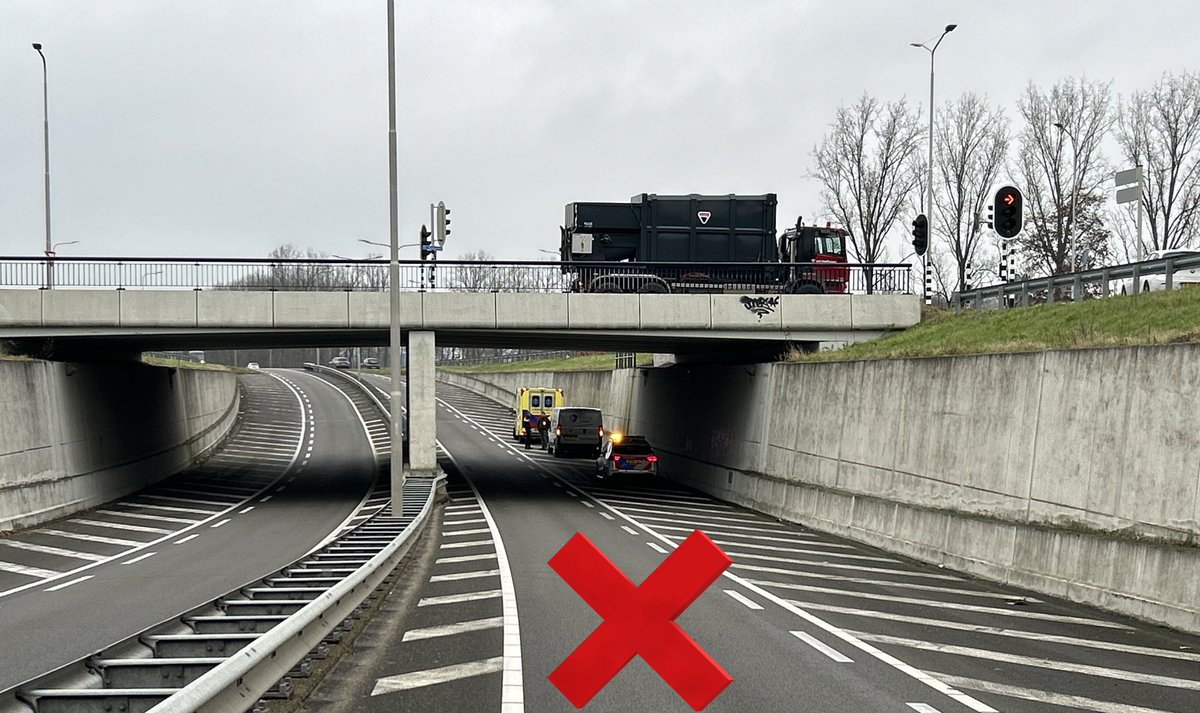WIS_Limburg's tweet photo. Door een onwelwording is de #N276 vanaf Limbricht ri. Born dicht. Hulpdiensten zijn aanwezig en verkeer kan lokaal omrijden⚠️❌ ^Wis Joep @RWSverkeersinfo @POL_Limburg https://t.co/phEPAFMmjc