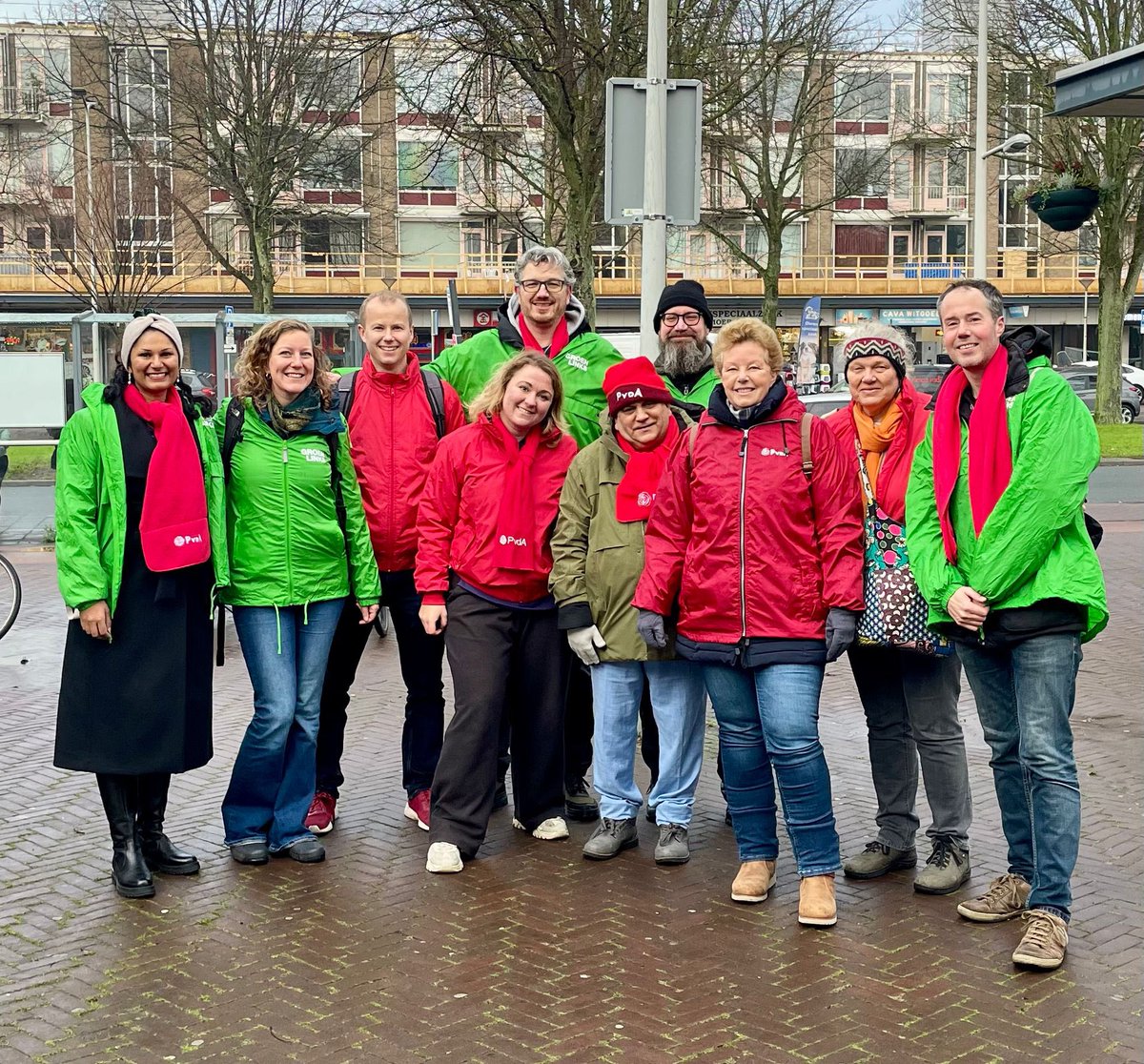 Vandaag met dit prachtige team van <a href="/GroenLinksDH/">GroenLinks Den Haag</a> en <a href="/PvdADenHaag/">PvdA Den Haag</a> in gesprek met bewoners in Morgenstond! Veel verzoeken gehoord om hier snel betaald parkeren in te voeren!
