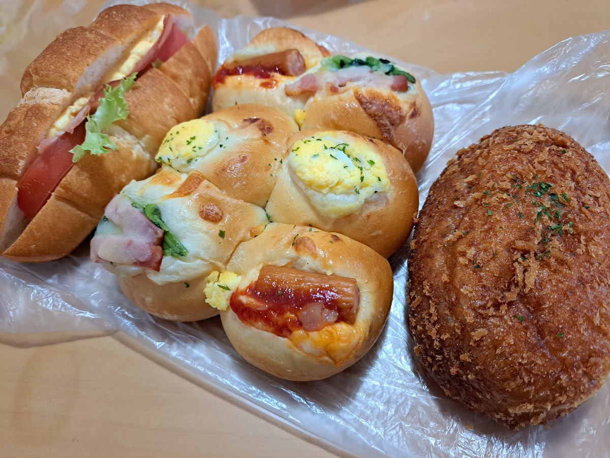 mosquitoos's tweet photo. This is Friday's lunch. It's deep-fried bread with curry filling (curry bread), tear-apart bread with six different fillings, and a croissant with tomato and egg. I also ate a tart cake after dinner.
#lunch
#Japan
#washoku
#currybread
#croissant https://t.co/N4O7CXNmp8