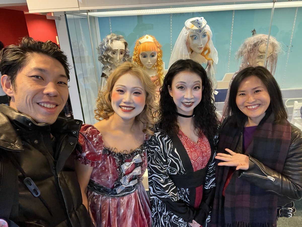 SUZUKI_KONAMI's tweet photo. 《ミシンとこうもり傘が解剖台の上で偶然に出会ったように美しい》
香港の劇団『アリス劇場実験室』

広東語で繰り広げられる、アングラや不条理演劇はダンスとも演劇とも言い難いその二つが融合した作品だ

#アリス劇場実験室
#愛麗絲劇場實驗室 https://t.co/S0X0ccbXfa