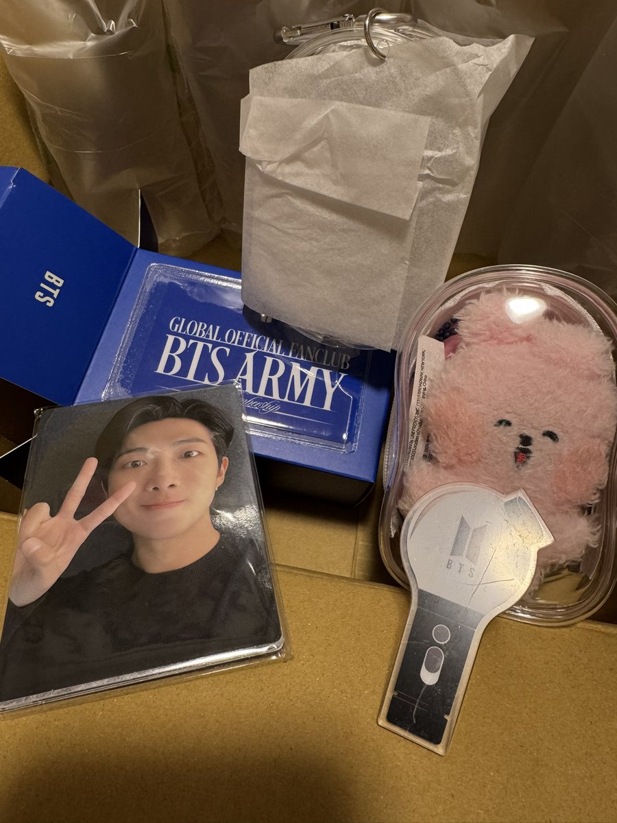 yun_army7654321's tweet photo. 箱にCD・アパレルって書いてたから、てっきりジェラートピケのポーチかと思ったら、
FCのポーチ2個目のが届いた😊。
ARMYになって、ちょっとしたお出かけでもアクスタやぬいぐるみにトレカ等々びっくりするくらい荷物が増えたから、ポーチは何個あっても良い👍。
#BTSARMY
#globalFC https://t.co/hhLqB0fnu5
