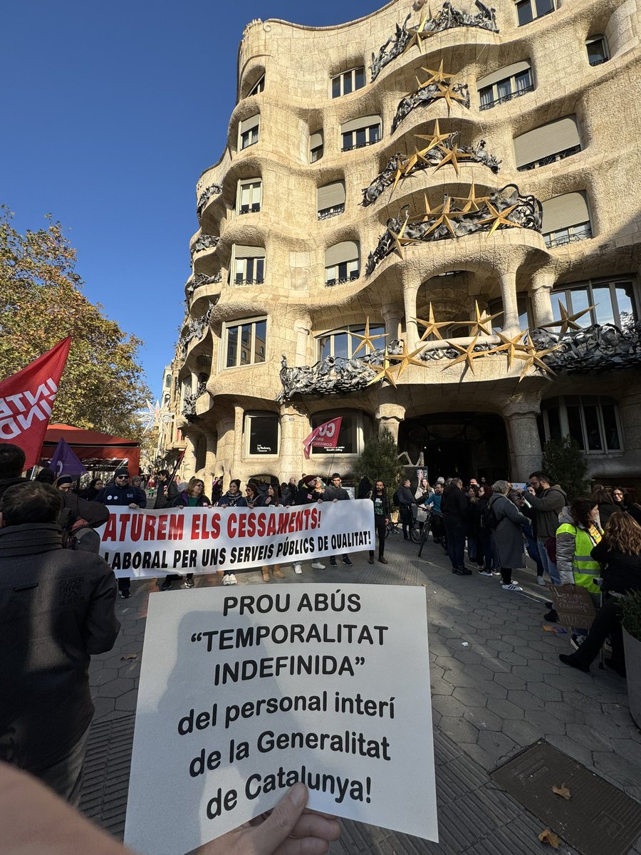 Capablanca1714's tweet photo. Prou abús de temporalitat! Som persones… no places! #FixesaJa #capinterialcarrer #LesQueHiSomEnsQuedem https://t.co/V5T4vBLAwl