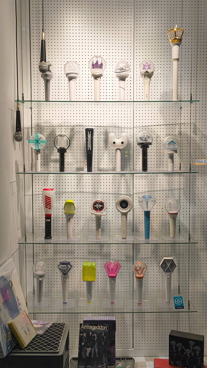 play4sunshine's tweet photo. 10월에 홍대에서 지나가다 찍은 사진이었는데, 이게 20대 여성들이 주도하는 민주주의 수호의 상징이 될 줄은 그땐 몰랐다... https://t.co/Pefv0zcPRW