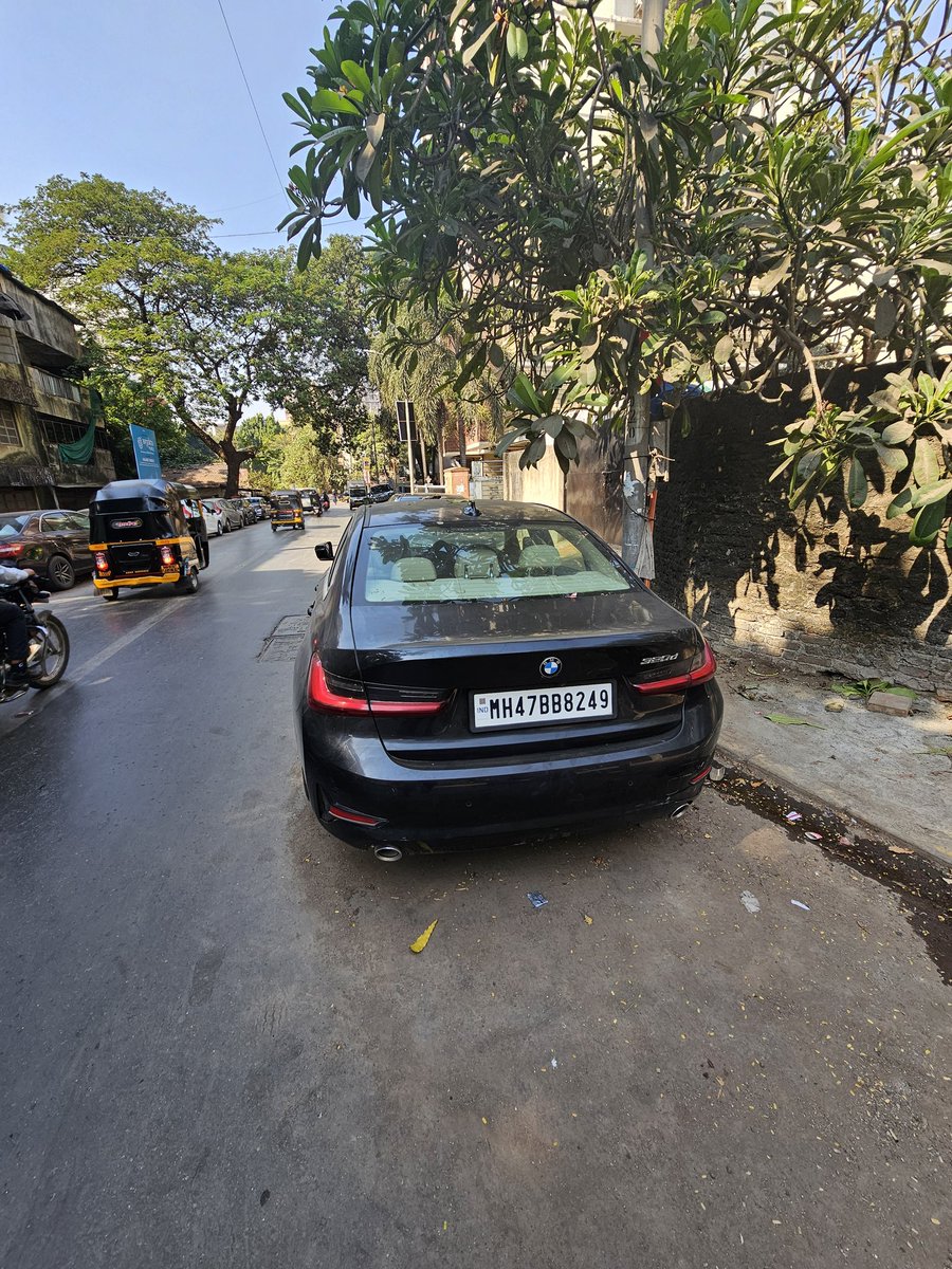 SlightBounce's tweet photo. @MMVD_RTO @AmeetSatam @mybmc @MumbaiPolice @DNNagarPS @PMOIndia @CMOMaharashtra 

Illegal parking bhardawadi road andheri west near mahalaxmi medical opposite leroi bldg since several months https://t.co/SO4udX7PfS