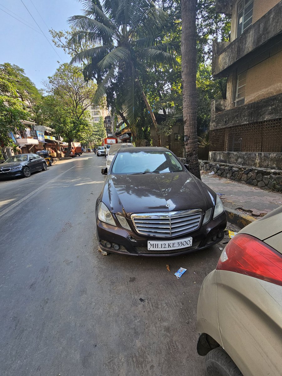 SlightBounce's tweet photo. @MMVD_RTO @AmeetSatam @mybmc @MumbaiPolice @DNNagarPS @PMOIndia @CMOMaharashtra 

Illegal parking bhardawadi road andheri west near mahalaxmi medical opposite leroi bldg since several months https://t.co/SO4udX7PfS