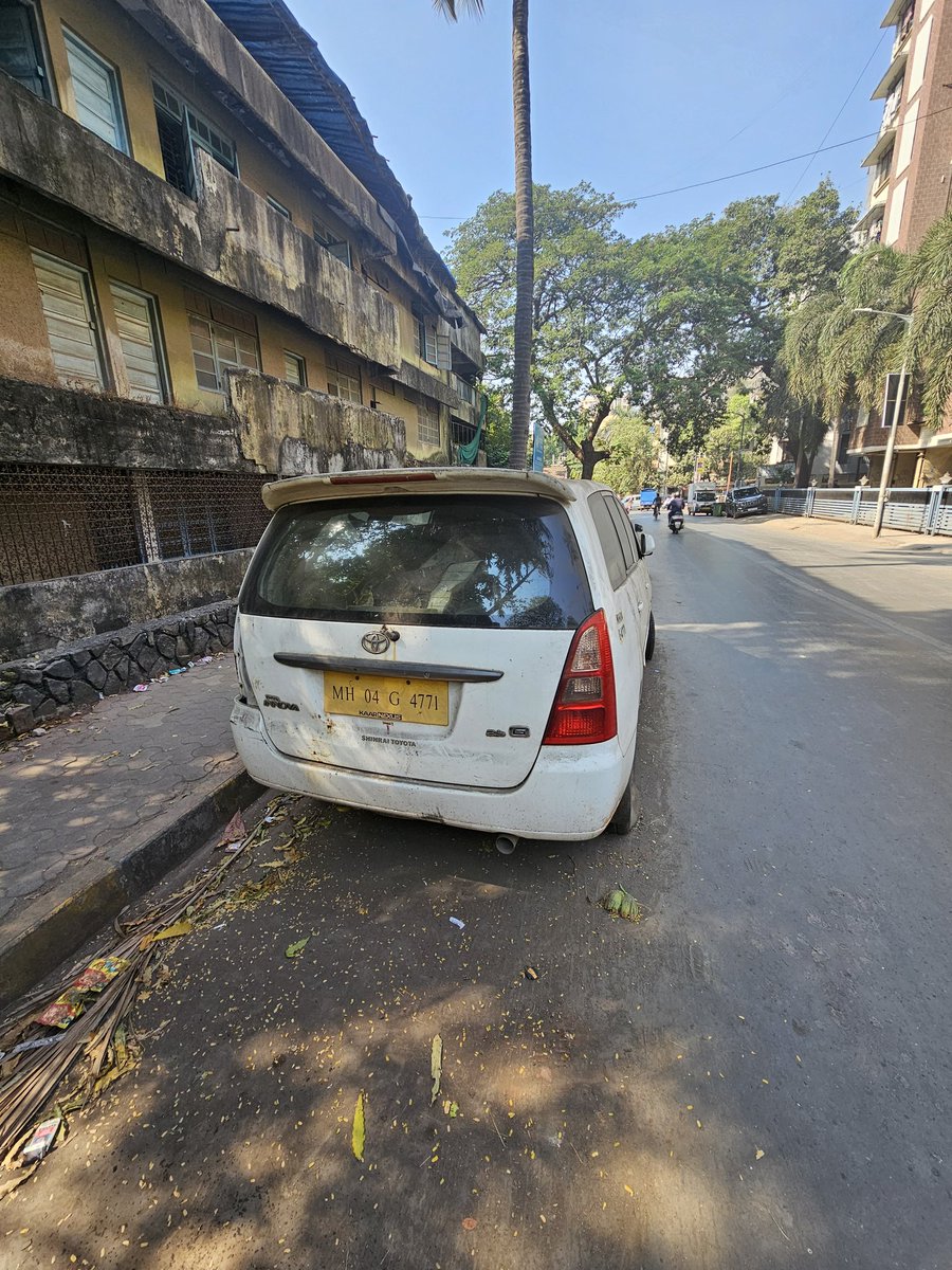 SlightBounce's tweet photo. @MMVD_RTO @AmeetSatam @mybmc @MumbaiPolice @DNNagarPS @PMOIndia @CMOMaharashtra 

Illegal parking bhardawadi road andheri west near mahalaxmi medical opposite leroi bldg since several months https://t.co/SO4udX7PfS