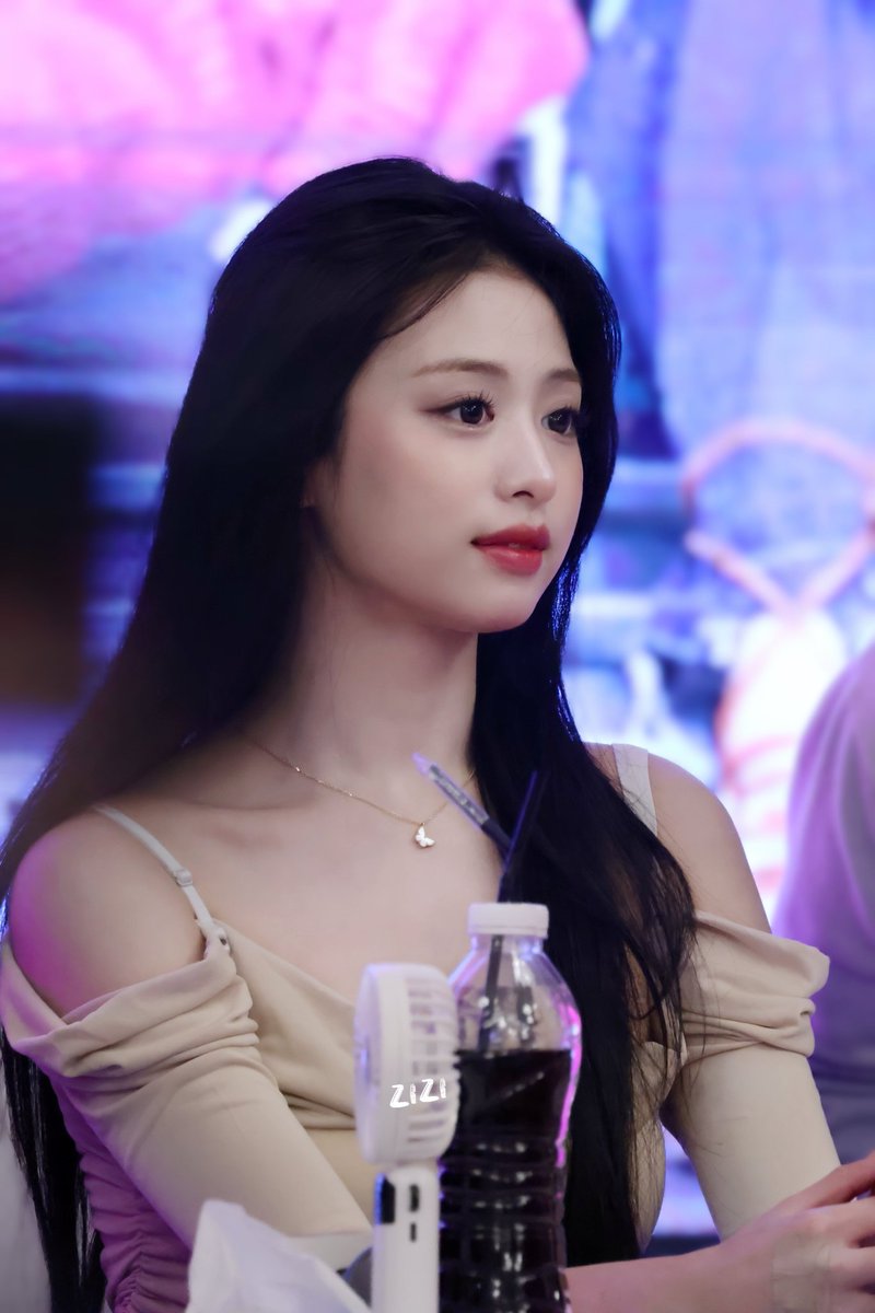 karnmintmint's tweet image. อาฮยอนมีความสามารถคือเป็น member ที่มีทักษะในการพูดภาษาจีนได้ดี แฟนคลับชาวจีนชื่นชอบมาก ที่น่าประหลาดใจคือ พอลงแผ่นดินจีนปุ๊บ ออร่าความสวยพุ่งมาก สวยมาก โตขึ้นเฉย เจ้าที่รักมาก ฟิวเหมือนกลับบ้านเกิด เหมือนสาวจีนท่านหนึ่ง #AHYEON