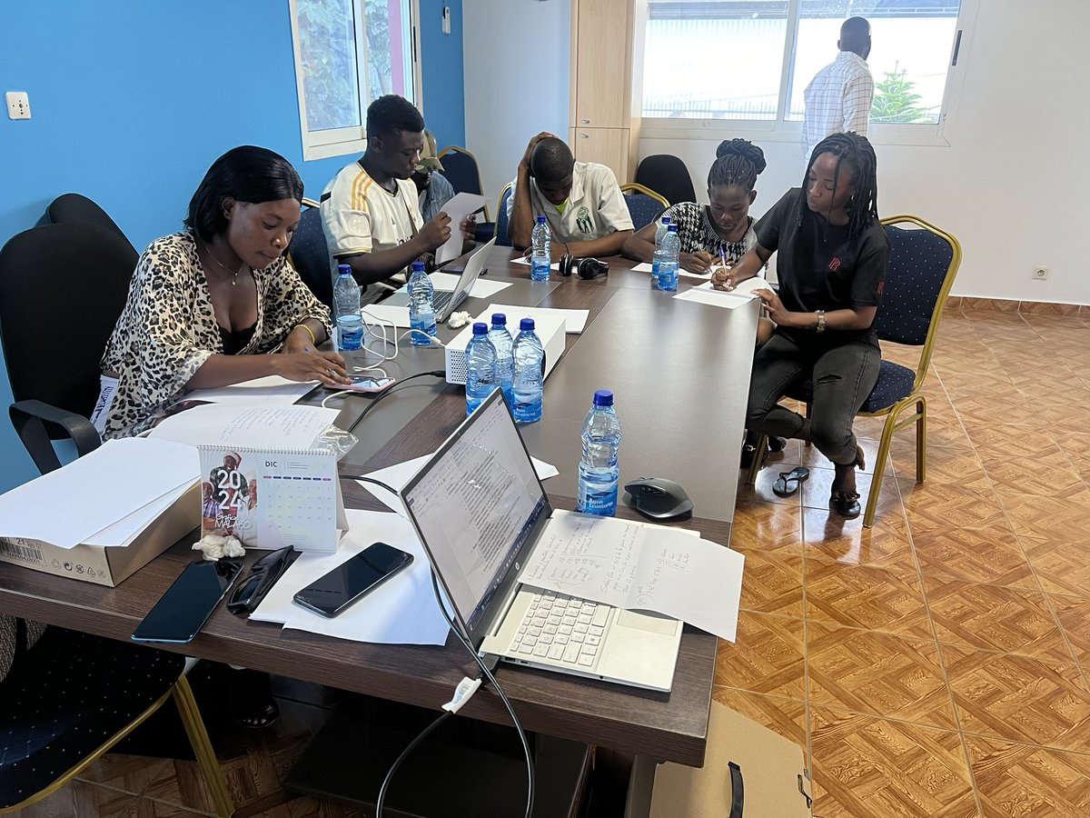 JuanRn91's tweet photo. Tuve el gran privilegio de ser invitado por la comunidad de aldeas infantiles para presidir el taller sobre ( Técnicas de elaboración de CV y la entrevista exitosa), donde los chicos aprendieron mucho sobre el tema tan importante, ya que un 81% de las personas no saben elaborar https://t.co/W49DDWsy78