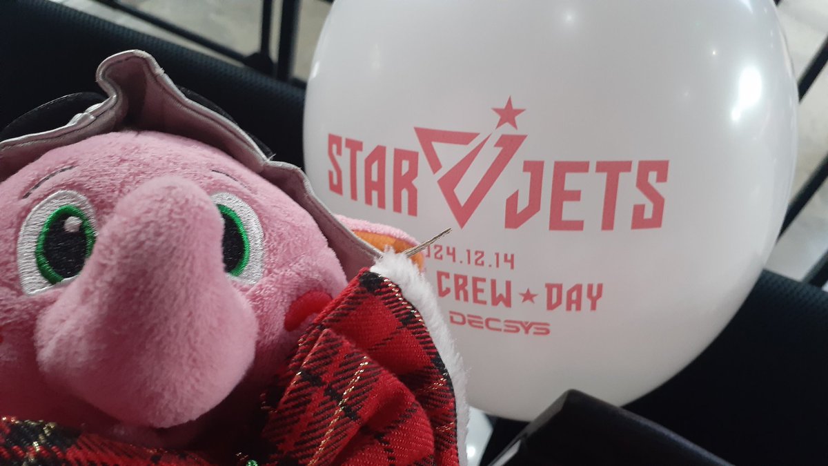hide39518442's tweet photo. フライトクルーデー、クリスマスとイベント盛りだくさんで充実の1日♪
#DECSYS さん、今年もありがゾウございました。
お目当てのジャンボくんカレンダーもゲットできてしあわちぇ🐘🥰
#千葉ジェッツ https://t.co/vvgZDYxpMs