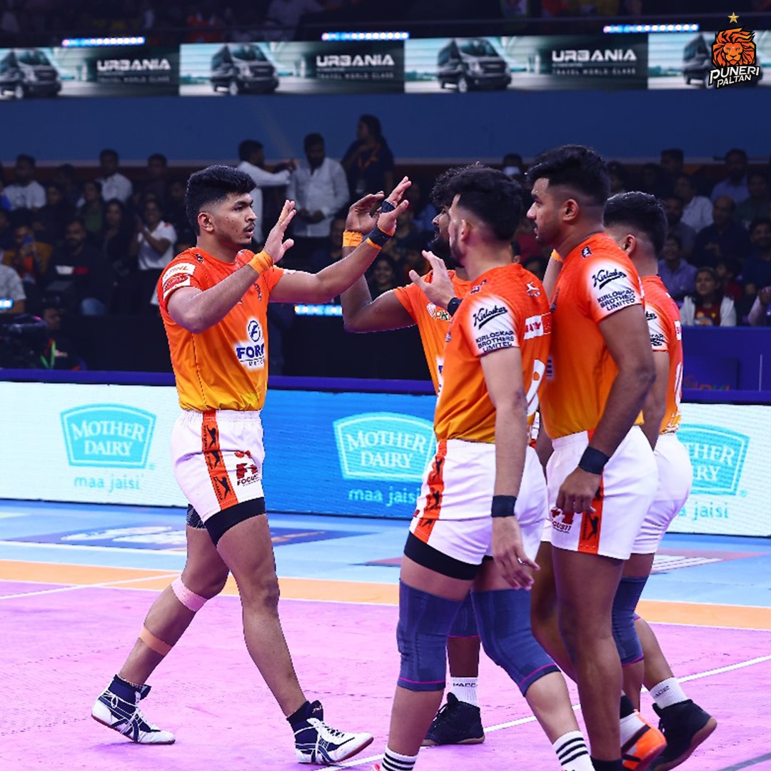 PuneriPaltan's tweet photo. Paltan we promised a comeback and we delivered! 🦁
#Match19 | #PPvsBB | #PuneriPaltan | #PaltangiriContinues | #पुन्हाहोऊदेPaltangiri | #PKL11 | #ProKabaddi https://t.co/C5ee789S9A