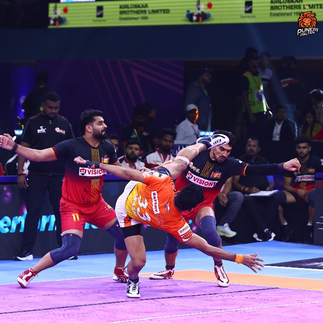 PuneriPaltan's tweet photo. Paltan we promised a comeback and we delivered! 🦁
#Match19 | #PPvsBB | #PuneriPaltan | #PaltangiriContinues | #पुन्हाहोऊदेPaltangiri | #PKL11 | #ProKabaddi https://t.co/C5ee789S9A