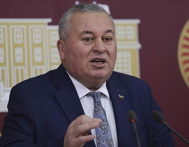 🗣️Milletvekili Cemal Enginyurt:

“AKP’ye üye değilseniz mülakatlarda asla başarılı olamıyorsunuz.

Sadece AKP üyesi olmanız yetmiyor. Mustafa Destici’nin kızının TBMM’de işe girdiği gibi işe girebilmek için üstün AKP’li olmalısınız.”