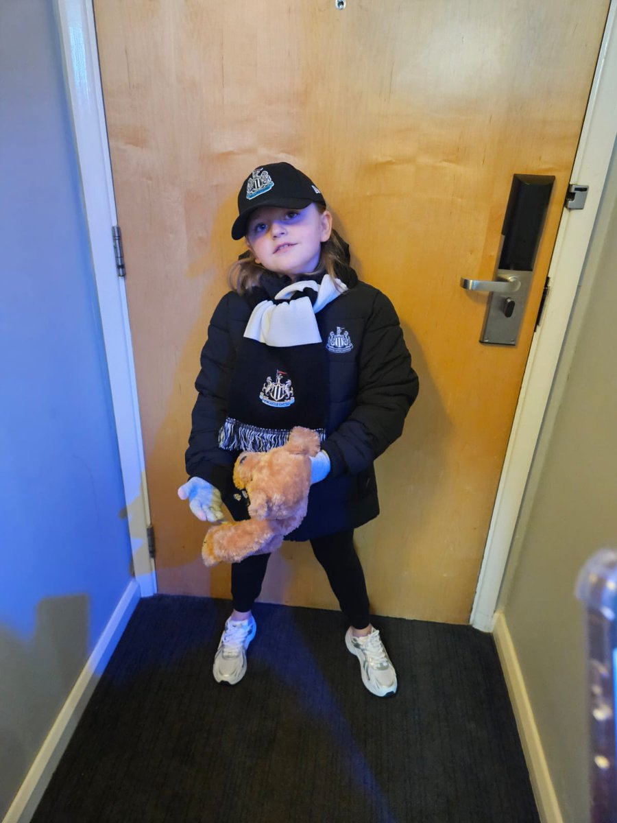 Kirkpatrick180's tweet photo. Charlottes 1st match at St James Park ⚽️🖤🤍

Howay the lads.

#nufc https://t.co/4j7ETR0198