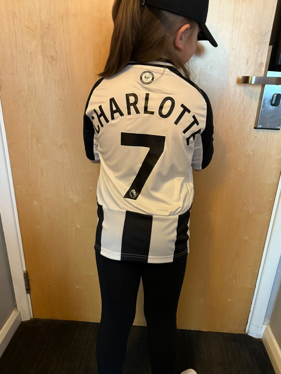 Kirkpatrick180's tweet photo. Charlottes 1st match at St James Park ⚽️🖤🤍

Howay the lads.

#nufc https://t.co/4j7ETR0198