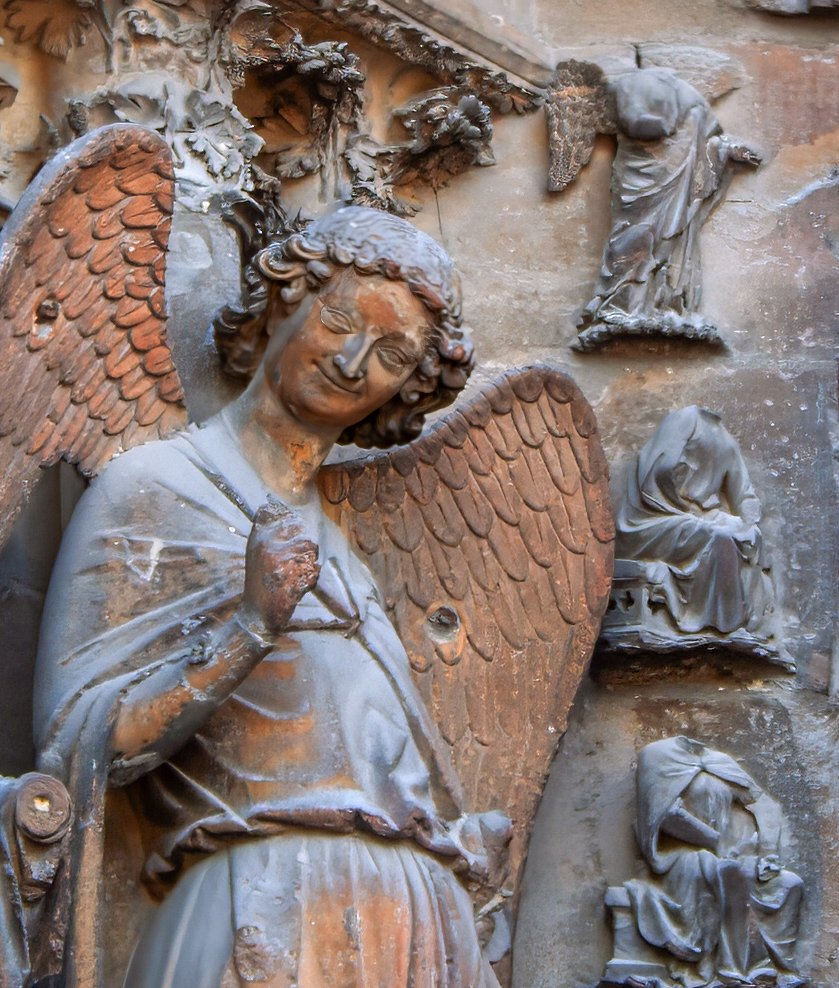 In Reims ontdekte ik deze vrolijke boodschappers. Bijzonder dat ze zelf ook een beetje gehavend zijn. De rechter engel maakt een soort vuist. Zo van hou vol, houd moed. Mooie boodschap.
#foto_adventskalender #Engelen <a href="/josephiensierag/">J🍋sephien Sierag 🕊📚🌸🍣📷</a>