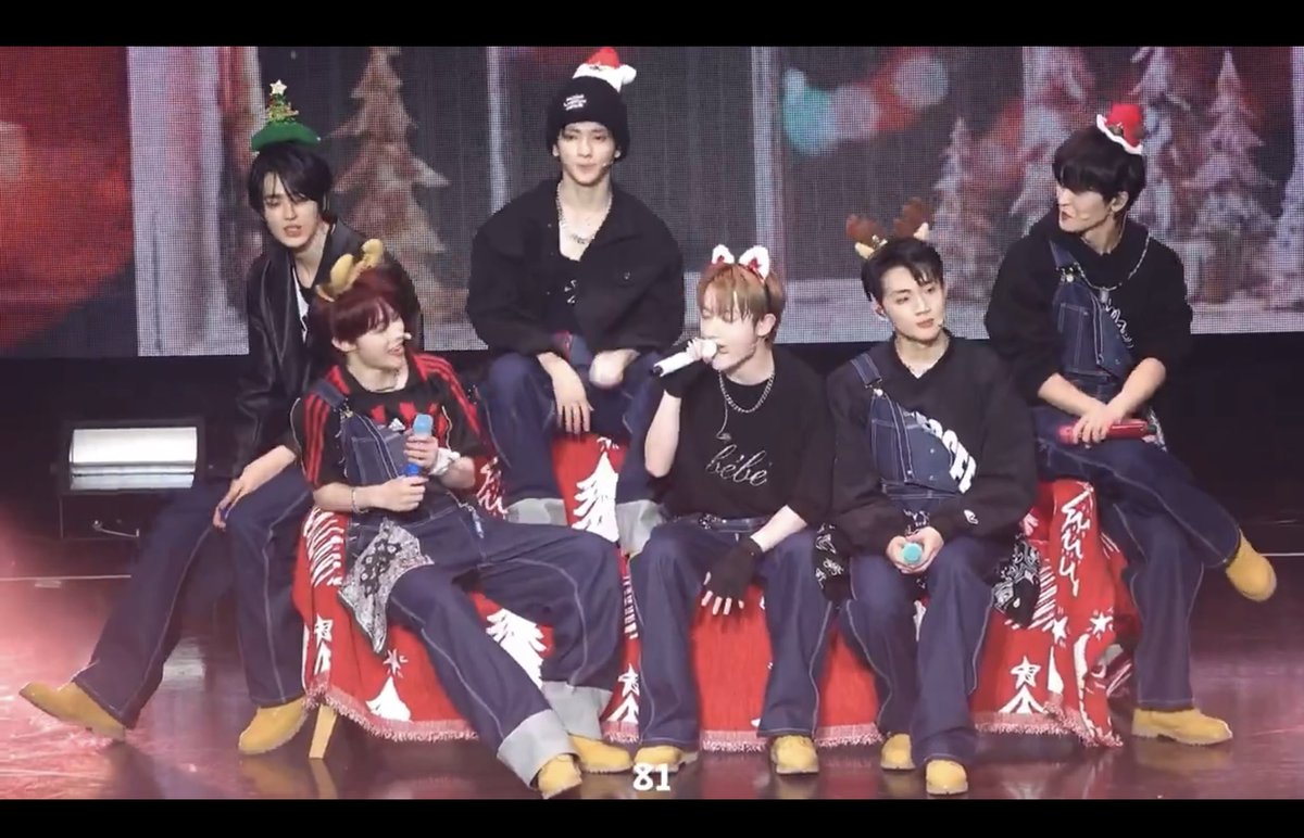 Tyna_ttn's tweet photo. Nội tâm con 🦉 

Sau khi Chan cá dc đeo 🎄, Kim cú cũng đòi anh ba đeo cho mình cái nón nô ên, chuyện zui sao thiếu phần tui dc, sao quên dzị cha nụi. Xong xuôi nhổm dậy nhìn qua, chắc xem mng đeo đủ hết chưa, ok r đó mấy cha, yên tâm gác chân
#TEMPESTCONCERTinOSAKA https://t.co/DLQbNy5TJJ