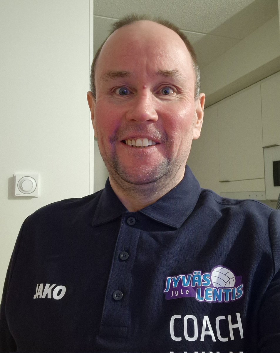 SamiTPuttonen's tweet photo. Joukkueen vermeet saapuivat, joten nyt kai voidaan todeta, että 24n vuoden tauko valmentamisesta on päättynyt. Tokihan alkusyksyllä jo nämä hommat alkoivat jälleen. 😀 #liikunta #lentopallo #jyle #valmentaja https://t.co/eNU1Tb45Ql