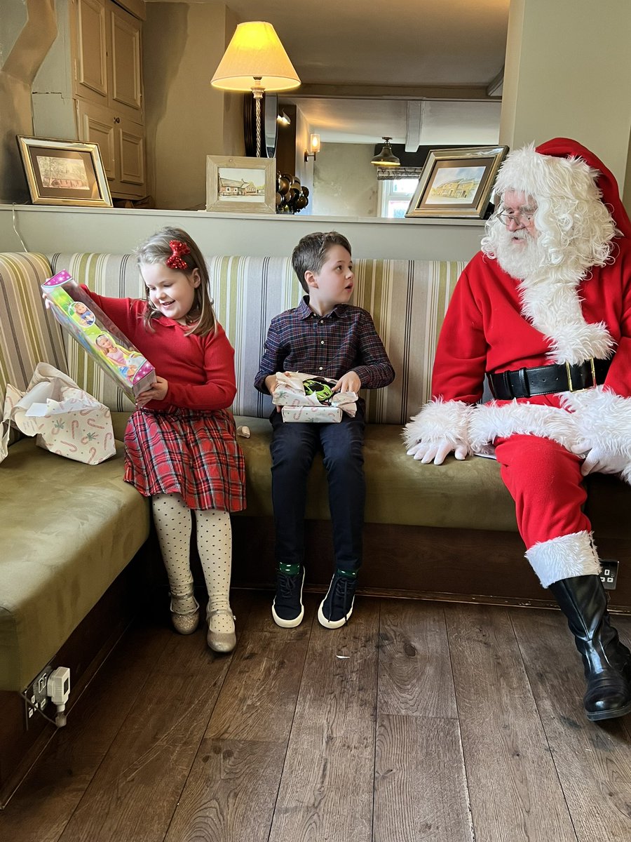 wrightyboyandy's tweet image. Fantastic morning with the big man @AntrobusArms. Breakfast was awesome, great atmosphere, well run. What a lovely event. Thank you xx #breakfastwithsanta #FullEnglish #Britishpub #Villagepub