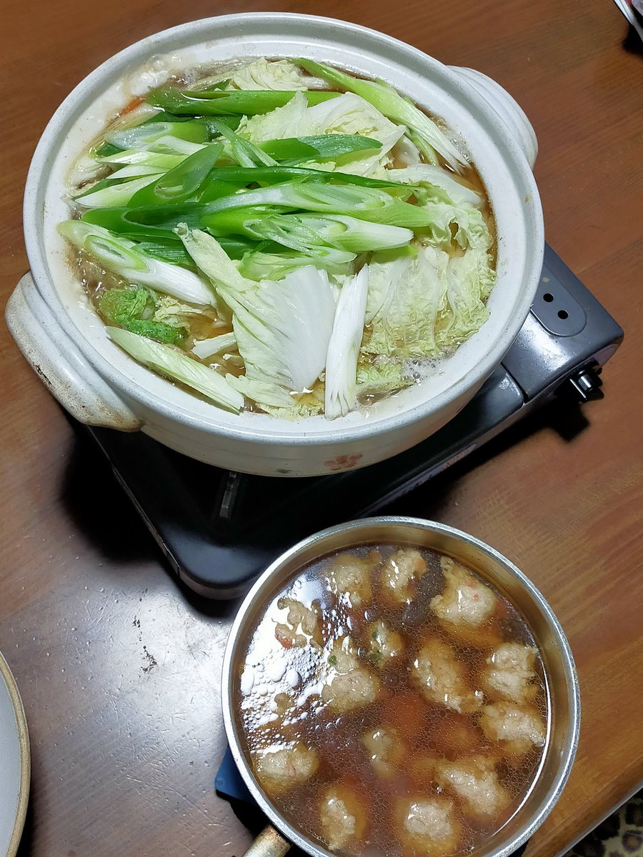 寒い時はお鍋だね
鶏と肉団子の鍋(ちょっと中華スープ)で、〆はラーメン入れました🍜
#鶏鍋 #おうちご飯 #男の料理 #頑張ってる #前向き #おじさん