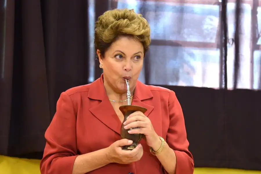 profjosete's tweet photo. Hoje é o aniversário da presidenta Dilma, mas quem ganhou o presente foi nós. Grande dia!👍 https://t.co/x3bipLNEit