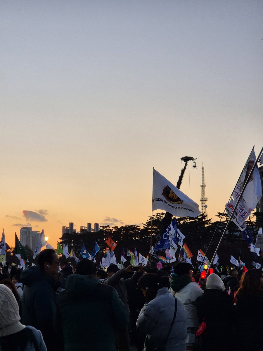 pull_d_'s tweet image. 다녀왔습니다🕯저번주에 일이 있어서 못 가서 아쉬웠는데, 나갔다 왔더니 존재만으로도 힘을 얻는다는 말뜻을 백번 이해할 수 있었다. 한시름 놓아서 다행이었고 역사적 순간에 함께 할 수 있어 기쁘다!! 국민이 이긴다 🕯 이제 마음의 짐을 살풋 내려놓고 오늘 저녁에는 좀 놀아야지 으아악~~~~~