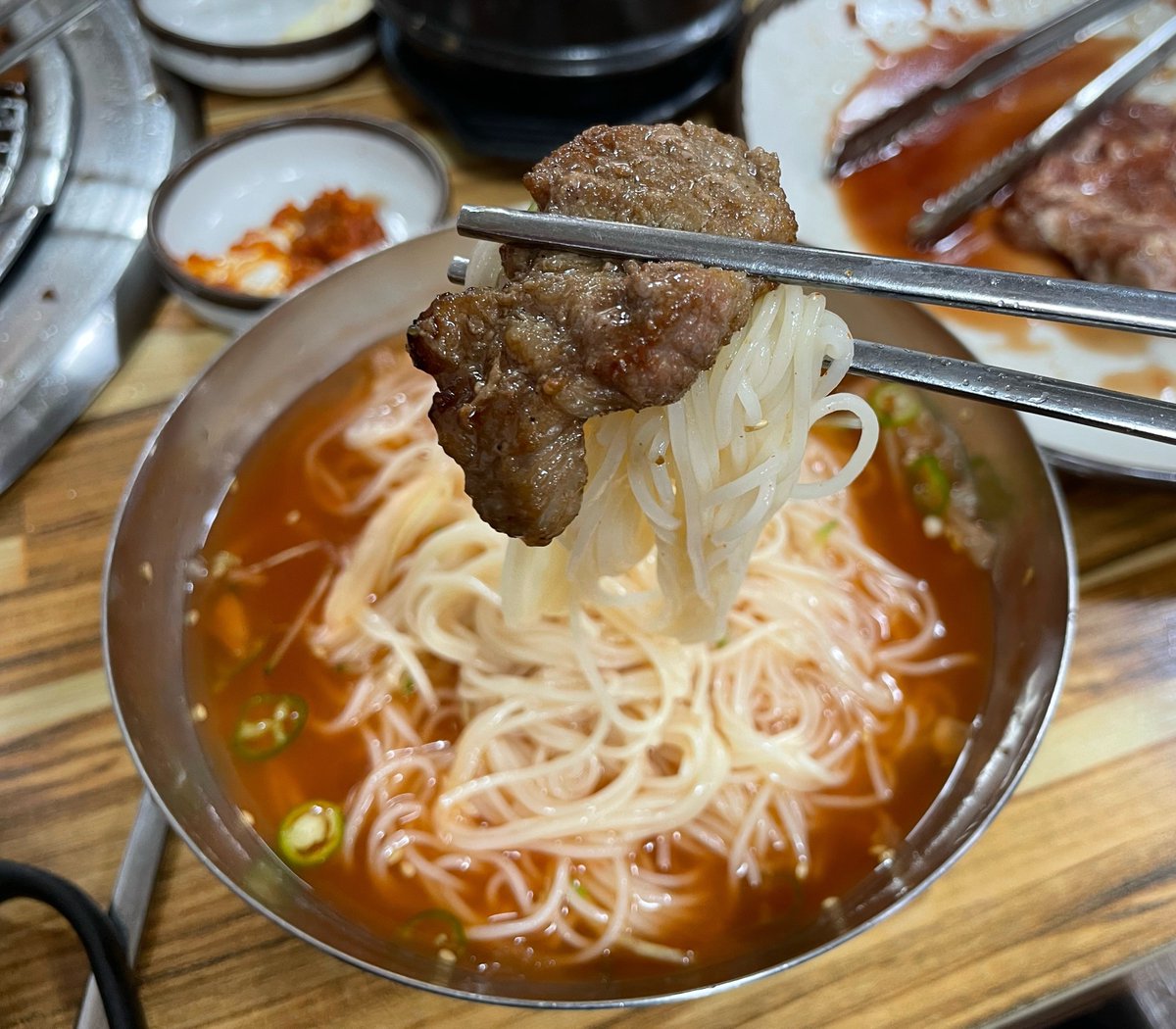 여러분 탄핵 가결된김에 홍보 하나만 돌릴게요~~!!
연말 모임 저희 아부지 식당에서 어떠신가요?
아버지가 김치만 받지 다른 밑반찬이랑 고기양념, 고기손질 다 직접하시고요 반찬 재사용 안하시구요!
고기시키시면 기본으로 김치전 계란찜 껍데기 나오고 밥 시키시면 된장찌개도 나와요!!