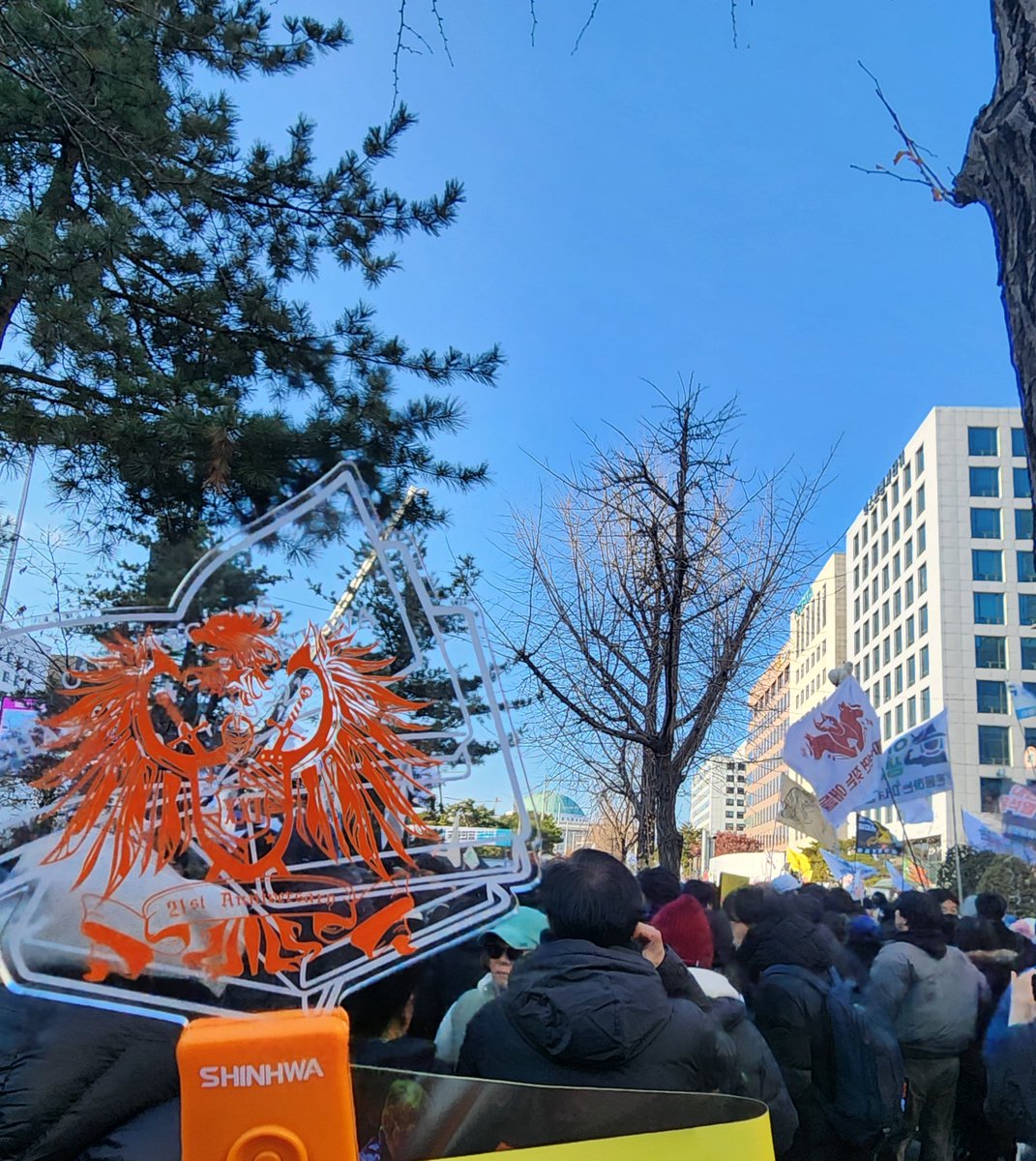 CLT_324's tweet photo. 역사적 순간에 챕터콘 응원봉이랑~ 신화는 내 인생 책임지지 않으니까ㅋㅋ 내가 직접 책임지러 갔다왔슈🧡 https://t.co/gdzkFdjUzh