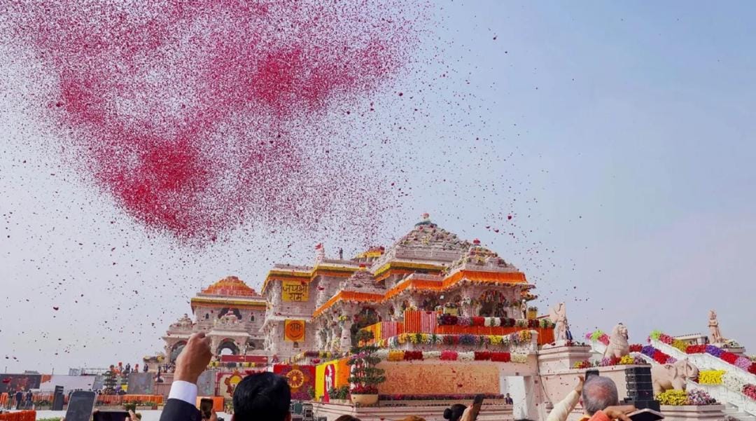 the_news_box's tweet photo. #bawari मस्जिद के जवाब में अब #Bengal में बनने जा रहा है #Rammandir
#भाजपा ने ऐलान किया है कि-
#murshidabad जिले के #berahampur में #bjp ने 10 करोड़ की लागत से मंदिर बनाने की घोषणा की। https://t.co/uGy0bpWfgy