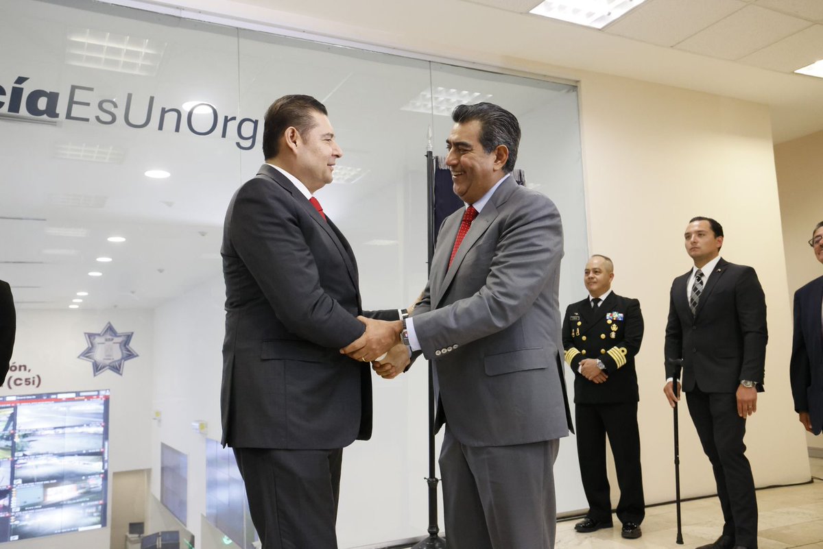 En los primeros minutos de este 14 de diciembre, realizamos el Cambio de Mando de la Secretaría de Seguridad Pública del Estado de Puebla. 👮🏻👮🏻‍♂️🚔

Agradezco profundamente al gobernador saliente, <a href="/SergioSalomonC/">Sergio Salomón</a>, por todo el esfuerzo realizado durante estos 2 años en materia de