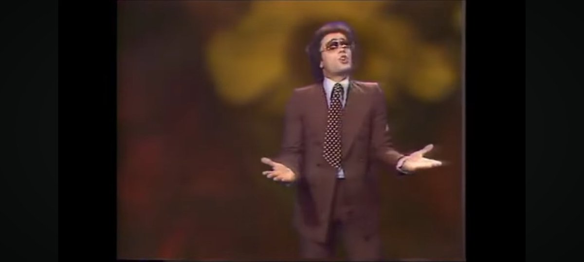 fre2bis's tweet photo. Chanson fascinante, au passage, à la fois pour ses paroles d'une indigence charmante, son étonnant accent pied noir italien et son dress code emprunté au personnel de la RATP.
#GianniNazzaro https://t.co/MtBYfAlSVQ