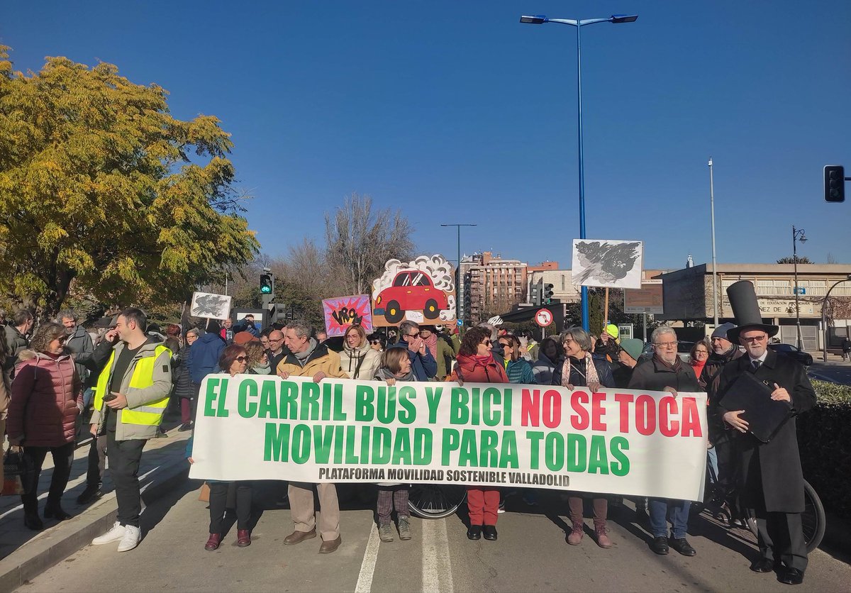 EcologistasVall's tweet photo. COMUNICADO

Los colectivos sociales exigen mantener los carriles bici y bus de Valladolid 

Se concentran en el carril bici de Isabel la Católica para exigir mantener esta vía para bicicletas y la exclusividad del transporte colectivo en los carriles bus

https://t.co/k0Sdnt187v https://t.co/j4RJrO342t