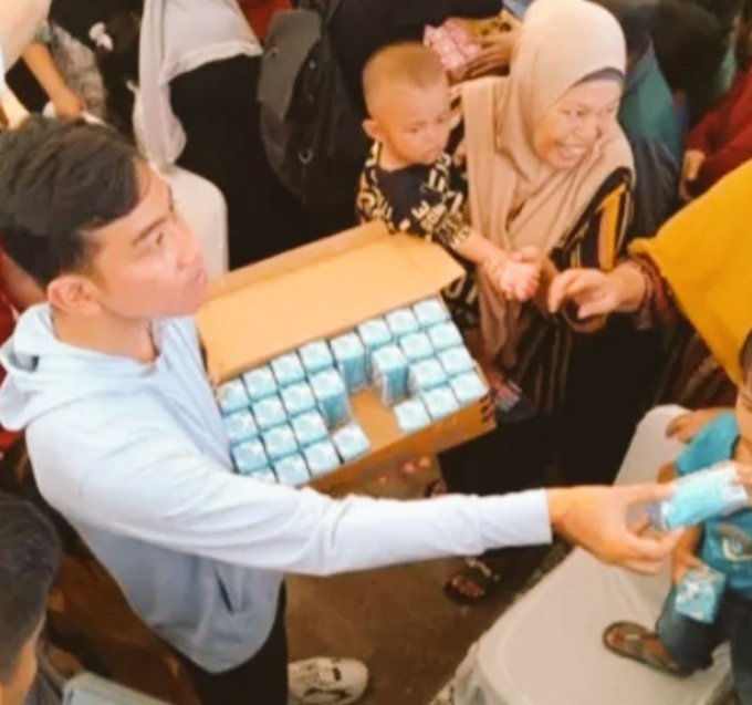 Jika hanya mendapatkan pemimpin yg kerjanya bagi buku &amp; susu seperti ini, harusnya tak buang anggaran hingga lebih dari 70 triliyun.
Yang seperti ini masih bilang dia  pemimpin masa depan? 
Kalian sudah benar2 sakit jiwa, entah apa yg menyandera kalian hingga dukung membabi buta.