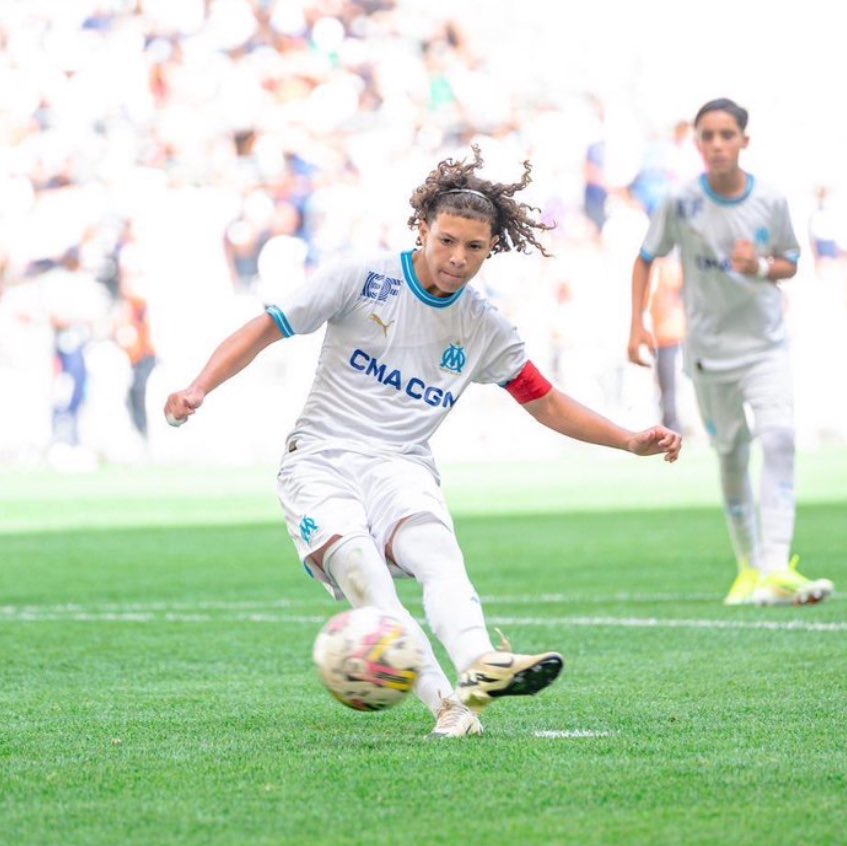 AroooBVB's tweet photo. 🗣️ Der #BVB , Bayer Leverkusen, Barcelona, Manchester United, Benfica, und Salzburg verfolgen die Entwicklung von Olympique Marseilles Wunderkind Samy #Bedja (14,OM) genau. Der Mittelfeldspieler kann Marseille erst mit 16. verlassen
🗞️ @sebnonda @footmercato https://t.co/AathvEK16o