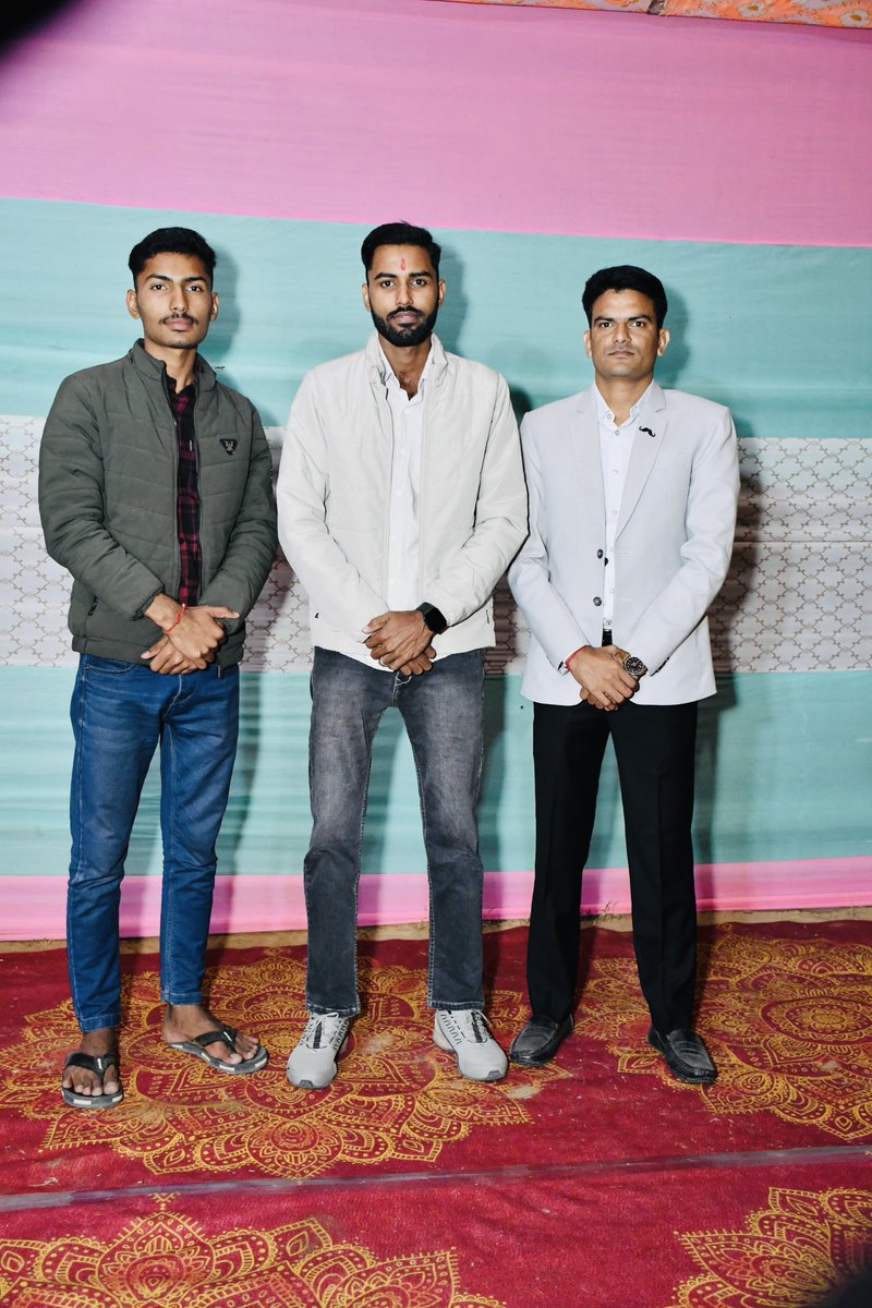 kapuchoudhary25's tweet image. कहा जाता है कि भाई का होना सच में भाग्य की बात होती है और भाई एक आजीवन साथी और सच्चे दोस्त की तरह होता है। भाई का साथ मिलता है तो इंसान कुछ भी हासिल कर सकता है।.      LOVE YOU BROS        
                                                      🖤🖤🖤

#Brotherhood