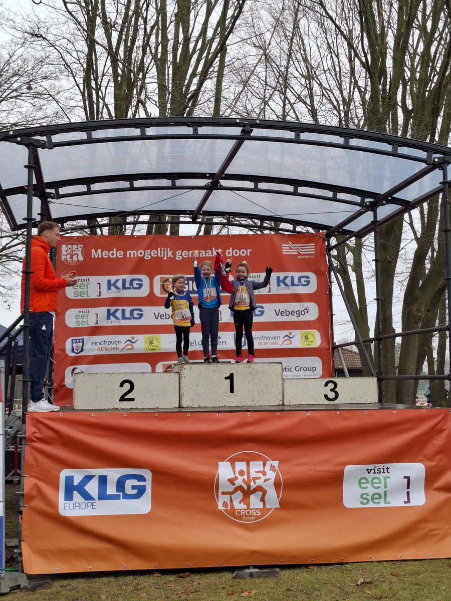 AVOirschot's tweet photo. Een van onze jongste leden wint het NK Cross: Lotte van de Ven wordt (officieus) Nederlands Kampioen bij de meisjes U8! #cross #veldloop #atletiek #Oirschot https://t.co/8RKwYJoVRG
