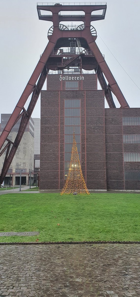 UliFR1's tweet photo. #Wanderung aus dem Schatten der Halde Beckstr. mit dem noch leuchtendem Tetraeder zur Zeche Zollverein mit dem Brandenburger Tor. https://t.co/8f6Khh6HoP