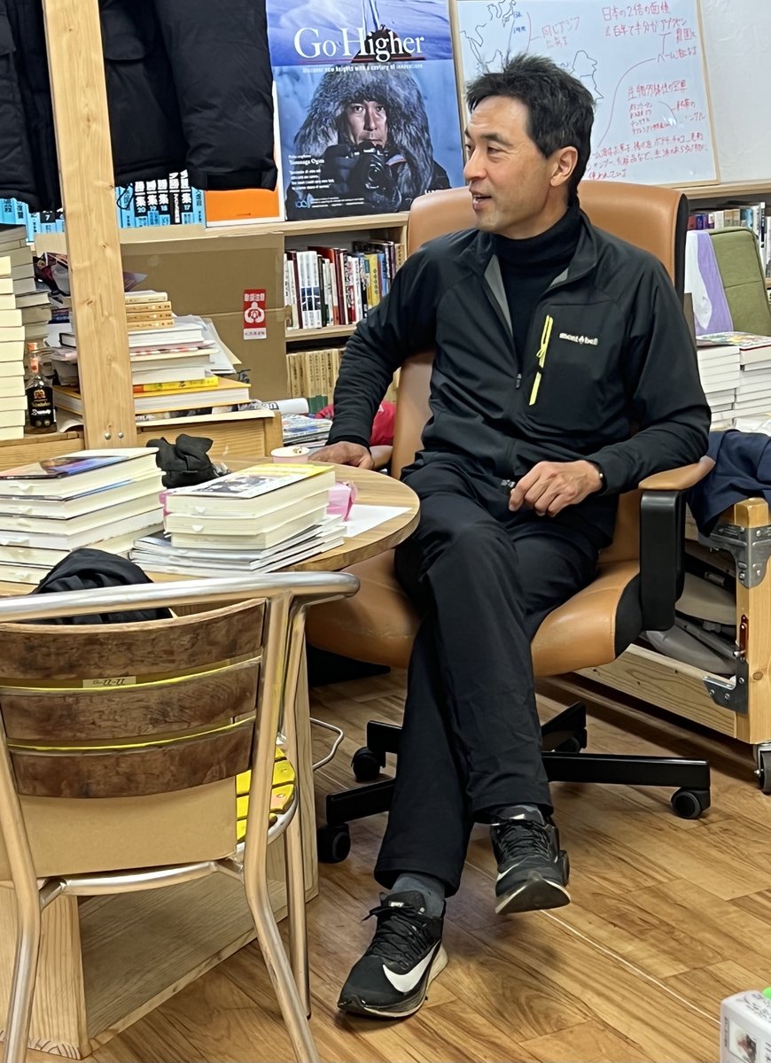 chip0818's tweet photo. 服部文祥さんサイン会へ。本お買い上げ特典の服もファンにはたまらないもので、その場で着替える方も☺️👕👖
美味しいチャイを飲みながら、良い本に囲まれた空間で山のお話を聞いたり、おすすめの本を教えていただいたり、とっても��しかった。本日もありがとうございました。

#冒険研究所書店 https://t.co/I03Wk1eW0q