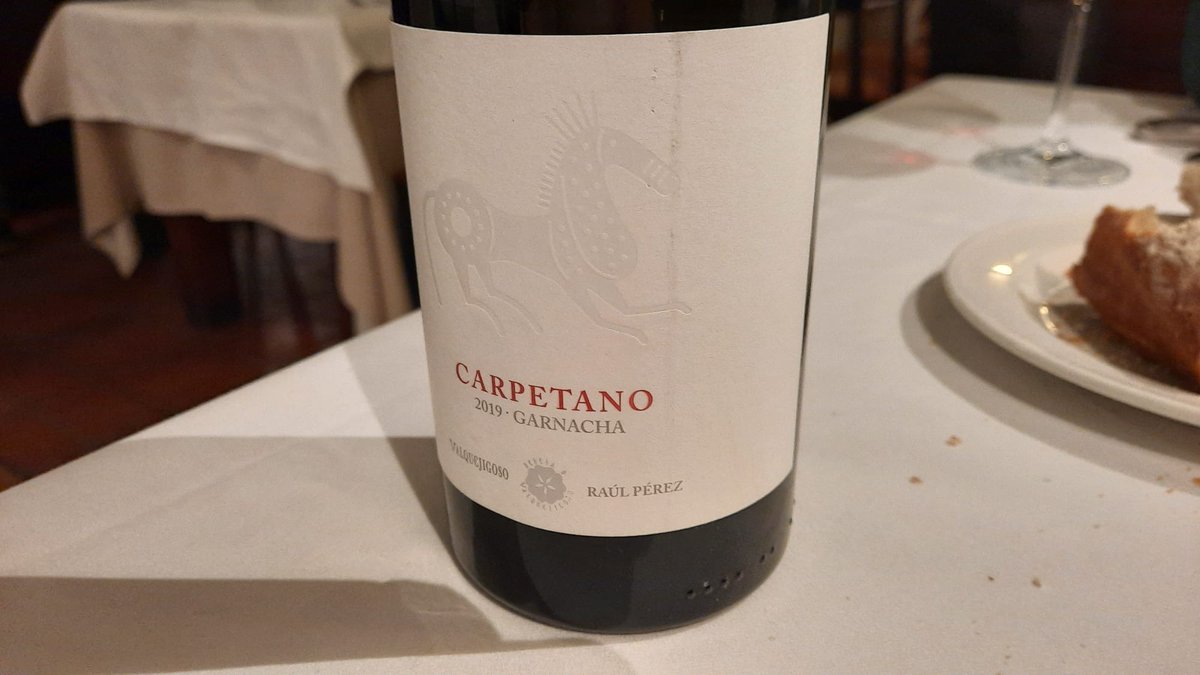 ¡Qué maravilla los de Valquejigoso! Ya me encantó su Dehesa y este Carpetano ¡es una auténtica delicia! Goloso, aterciopelado, «cerezoso»… ¡exquisito! ¡¡Da gusto que haya vinos de Madrid tan estupendísimos!!
P.S. Gran sorpresa el ver en la botella el nombre de Raúl Pérez.