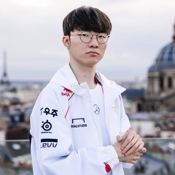 WithPJihyo's tweet photo. GOAT (Jihyo) meets another GOAT (Faker) https://t.co/WTT64ZxMLl