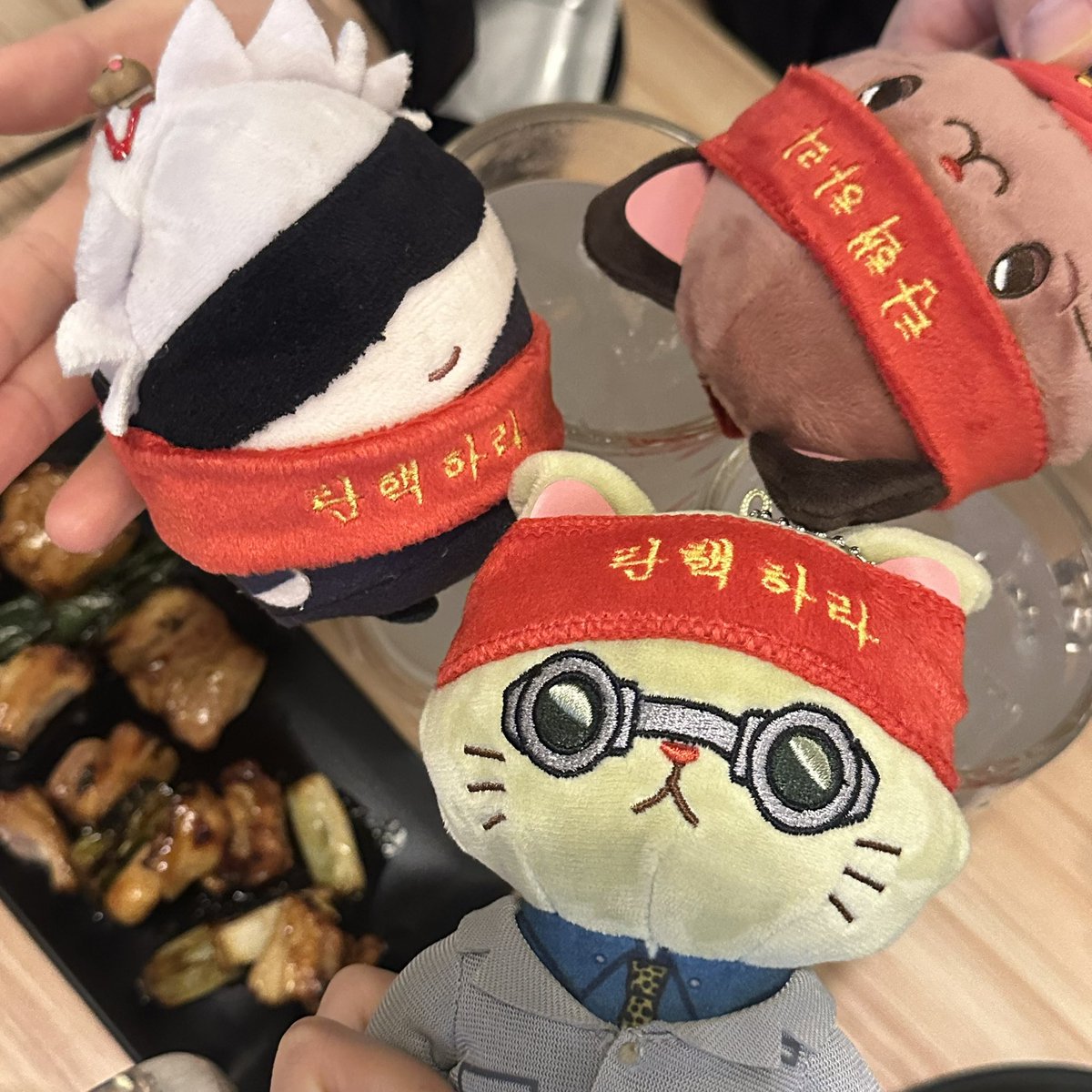 표결 후 저희는 기쁜 마음으로 탄핵주를
마셨습니다 🥹🥹 끝까지 가보자👊🏻👊🏻